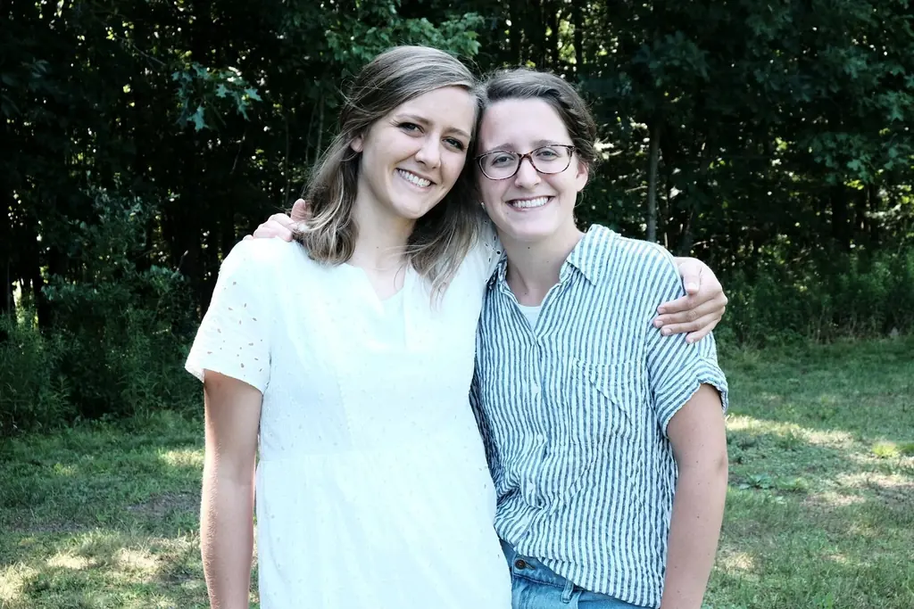 Ellie (left) and her sister Aubrey